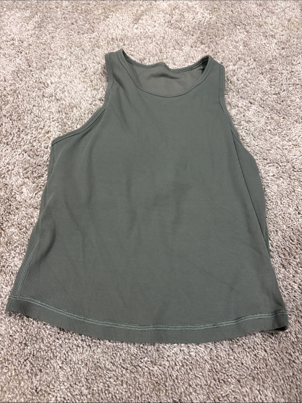 Vuori Crop Scoop Neck Tank Top - Olive